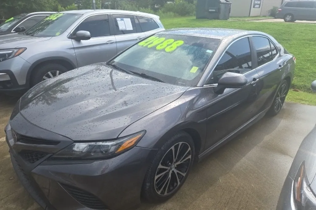 2018 Toyota Camry SE photo 1
