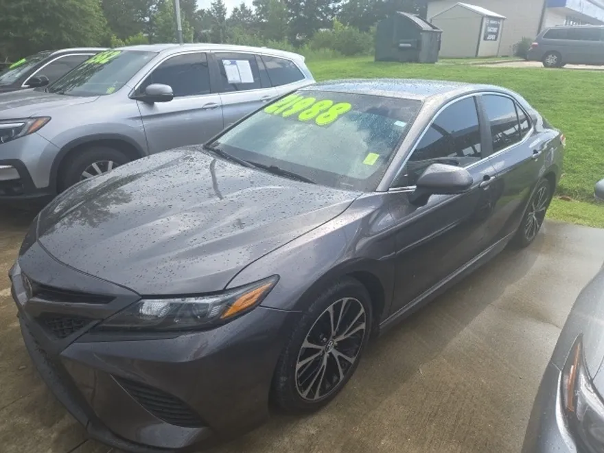2018 Toyota Camry SE photo 1