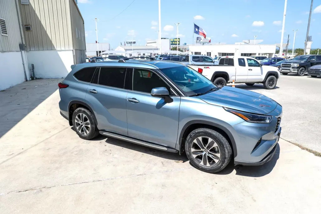 2021 Toyota Highlander XLE photo 1