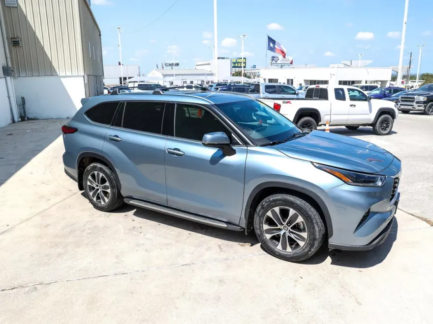 2021 Toyota Highlander XLE photo 1