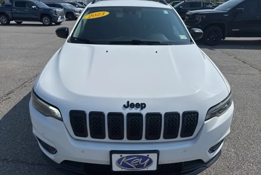 2023 Jeep Cherokee Altitude Lux photo 1
