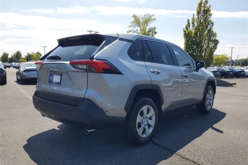 2023 Toyota RAV4 LE photo 1