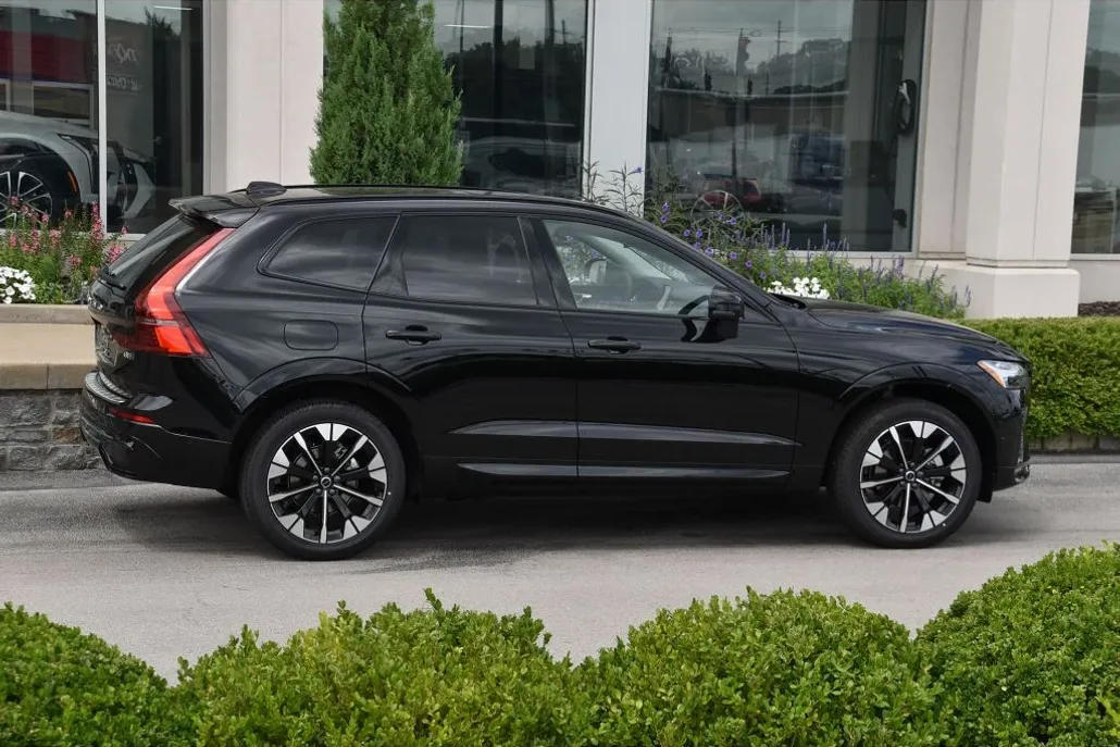 2026 Volvo XC60 B5 Plus photo 1