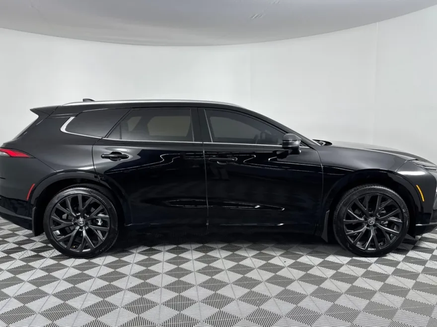 2025 Toyota Crown Signia Limited photo 1