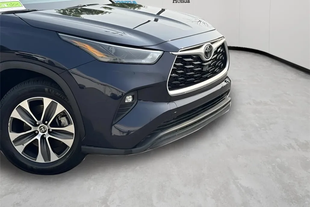 2023 Toyota Highlander XLE photo 1