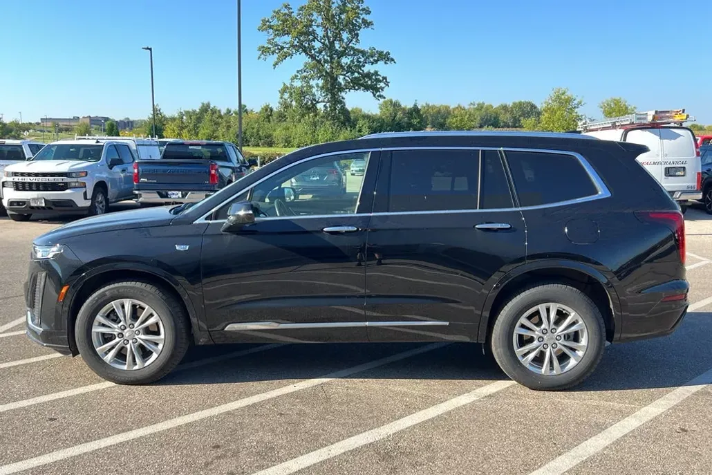 2023 Cadillac XT4 Luxury photo 1