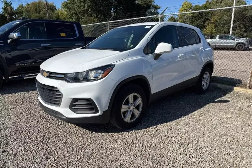 2022 Chevrolet Trax LS photo 1