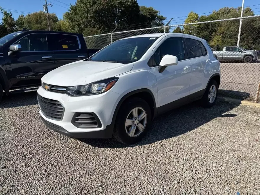 2022 Chevrolet Trax LS photo 1