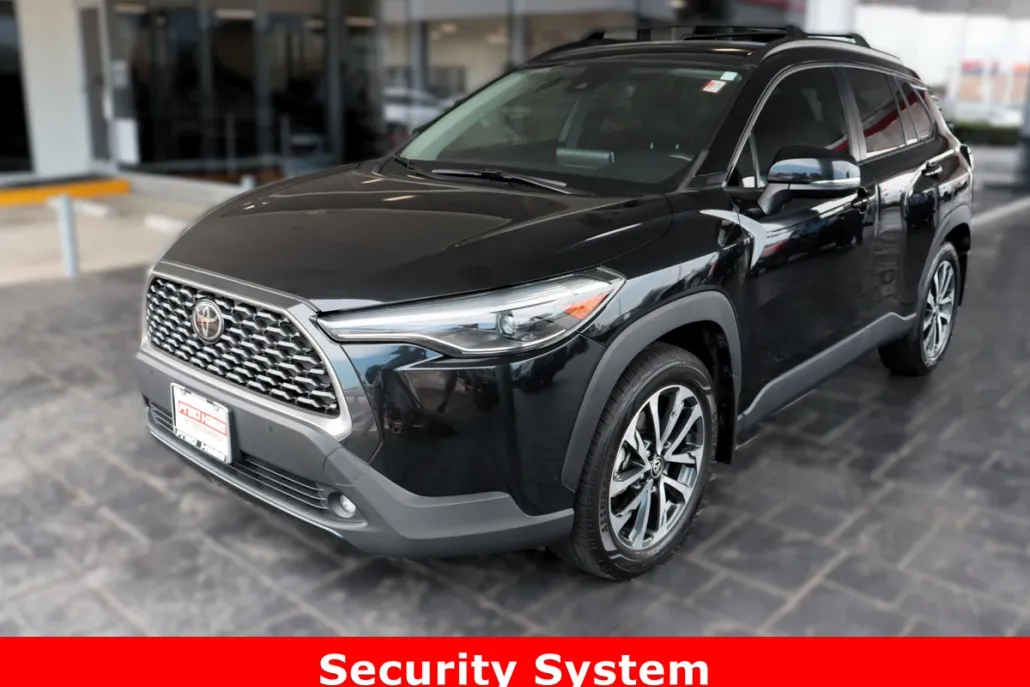 2022 Toyota Corolla Cross XLE photo 1