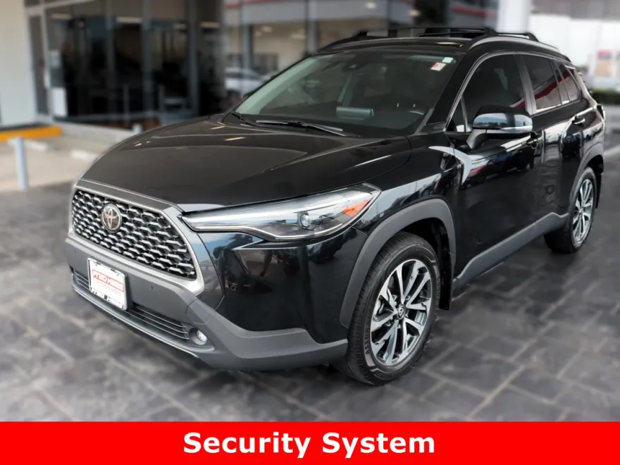 2022 Toyota Corolla Cross XLE photo 1