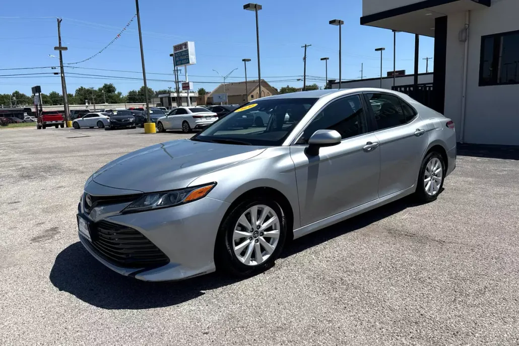 2020 Toyota Camry LE photo 1