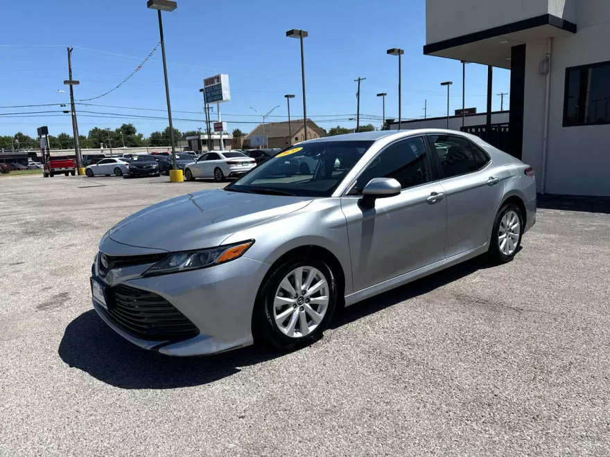 2020 Toyota Camry LE photo 1