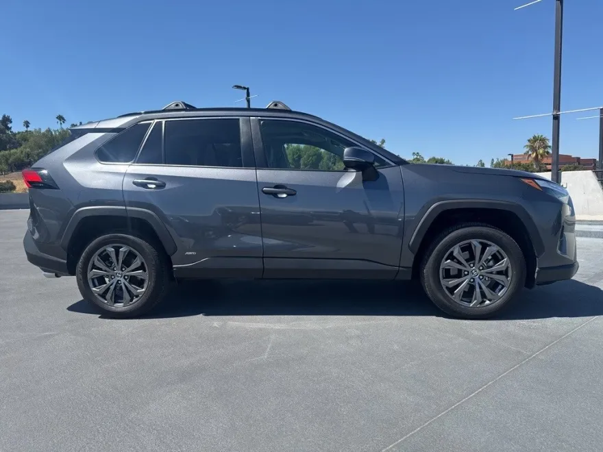 2023 Toyota RAV4 Hybrid XLE Premium photo 1