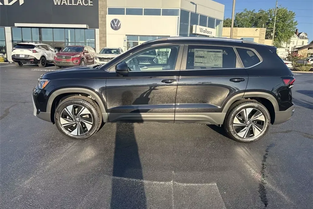 2025 Volkswagen Taos SE photo 1