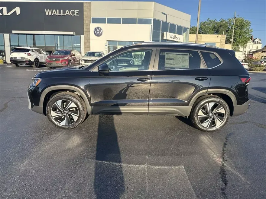 2025 Volkswagen Taos SE photo 1