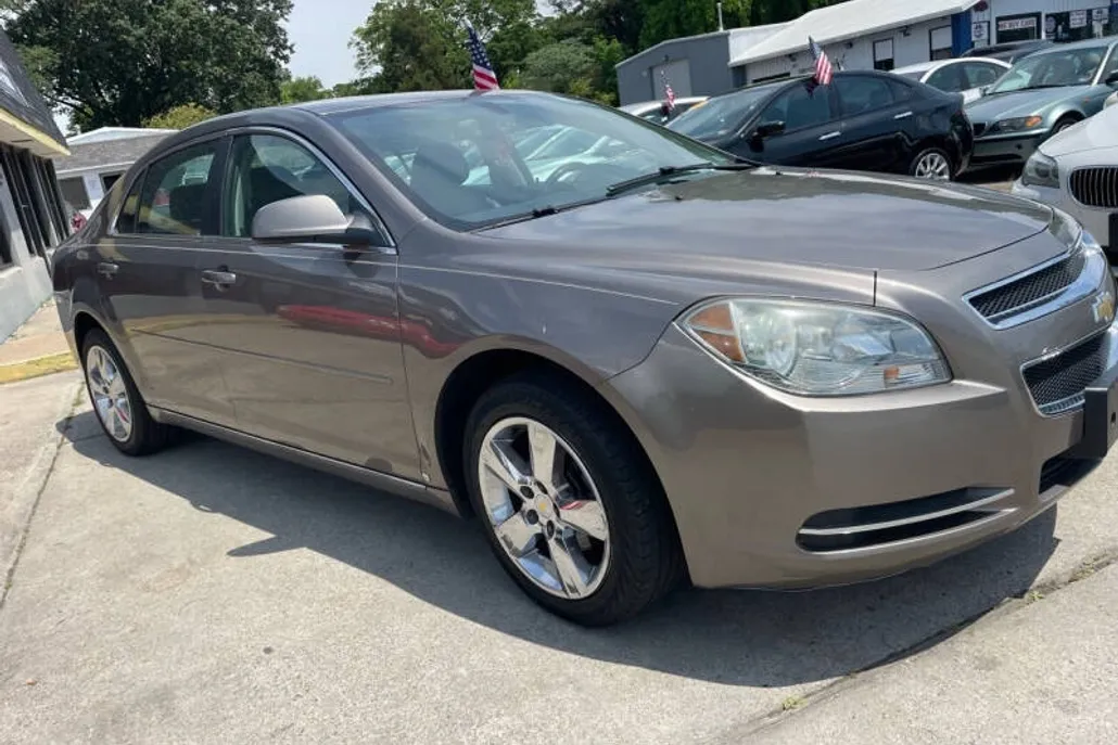 2010 Chevrolet Malibu 2LT photo 1