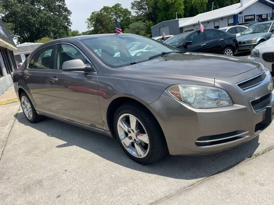 2010 Chevrolet Malibu 2LT photo 1