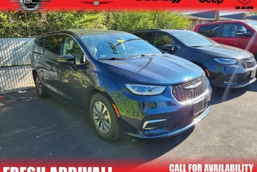 2024 Chrysler Pacifica Hybrid photo 1