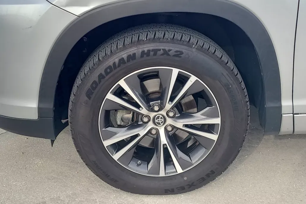 2018 Toyota Highlander LE Plus photo 1