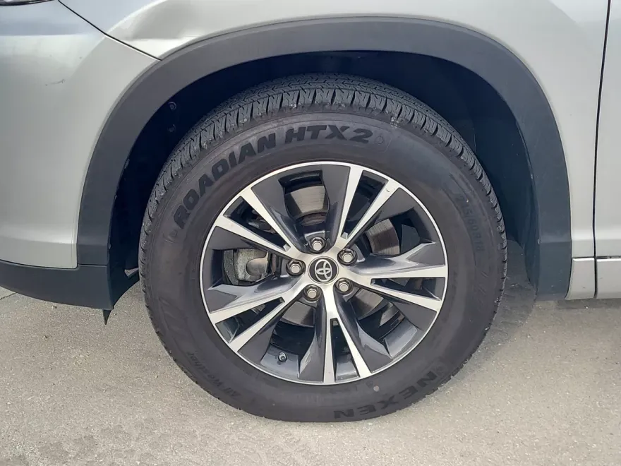 2018 Toyota Highlander LE Plus photo 1