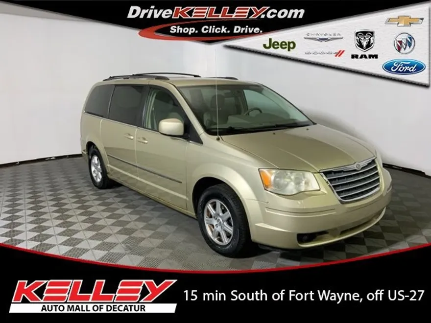 2010 Chrysler Town & Country Touring photo 1