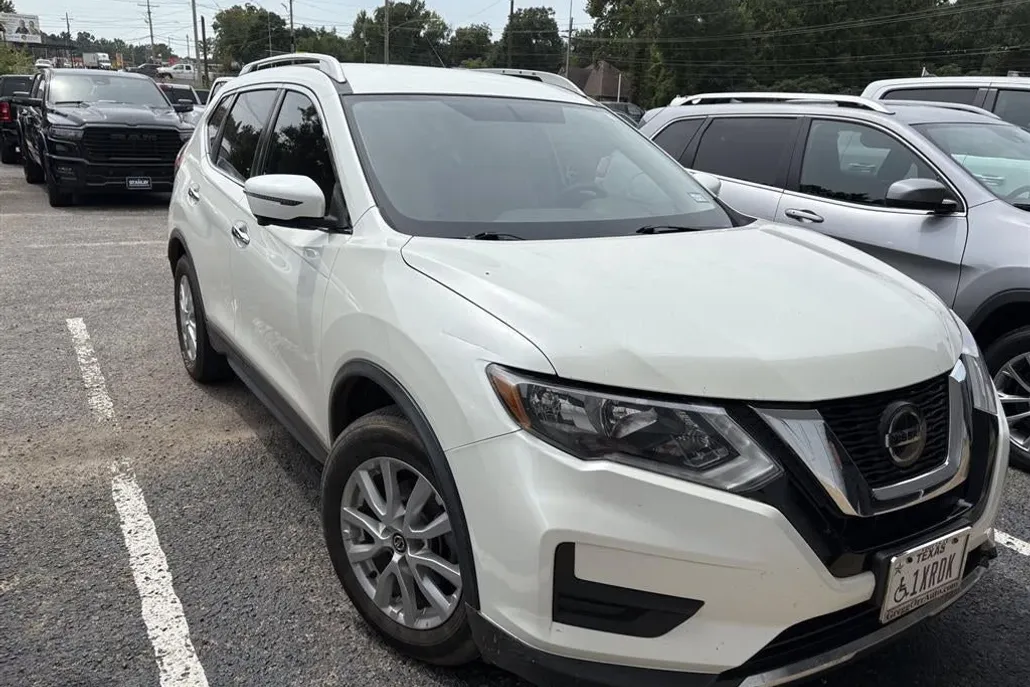 2018 Nissan Rogue SV photo 1