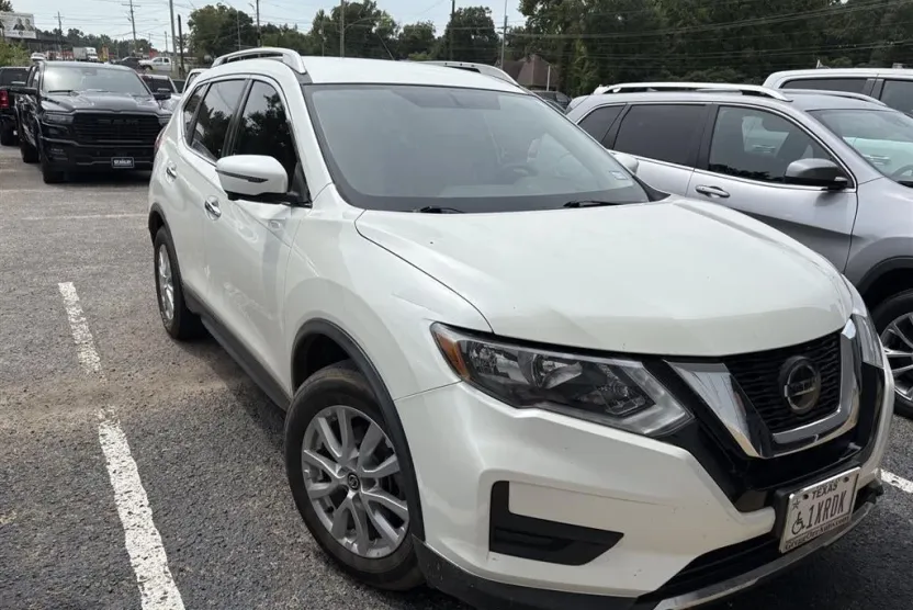 2018 Nissan Rogue SV photo 1