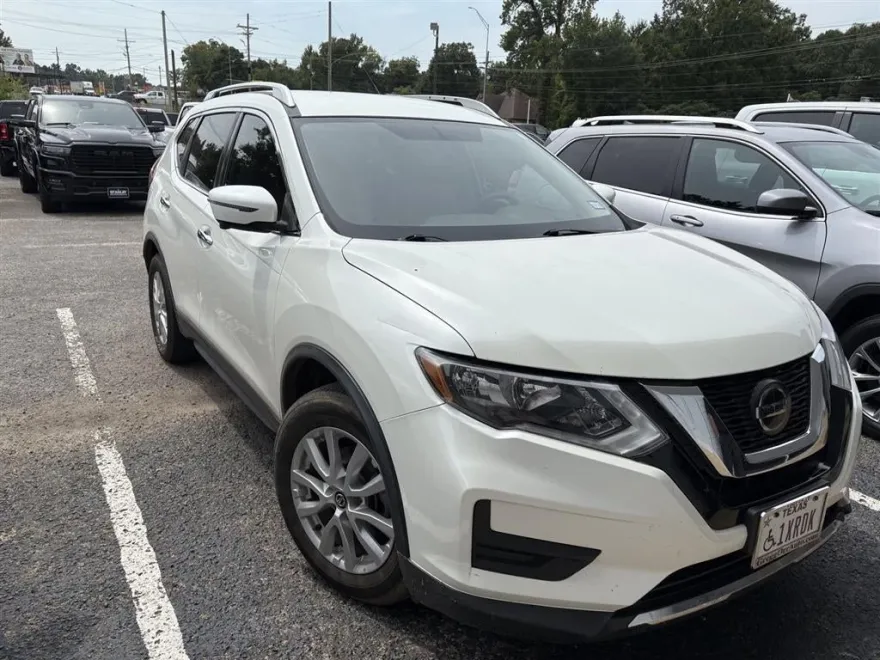 2018 Nissan Rogue SV photo 1