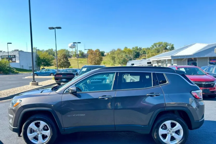2018 Jeep Compass Latitude Sport photo 1
