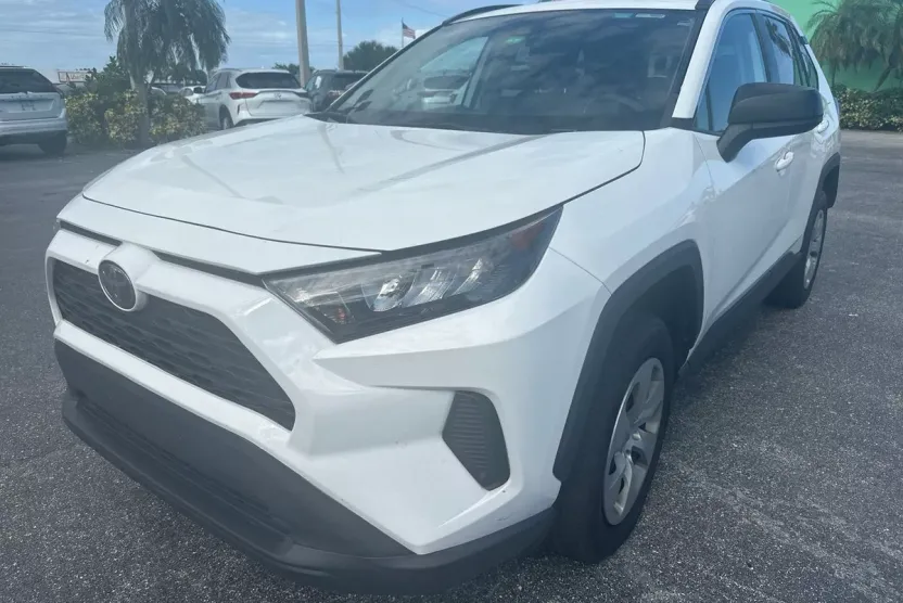 2021 Toyota RAV4 LE photo 1