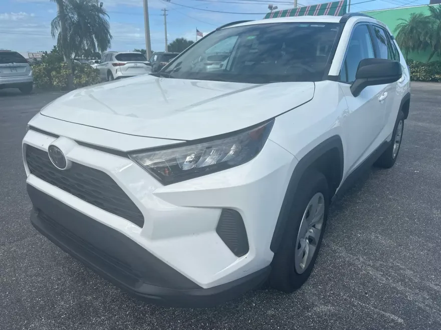 2021 Toyota RAV4 LE photo 1