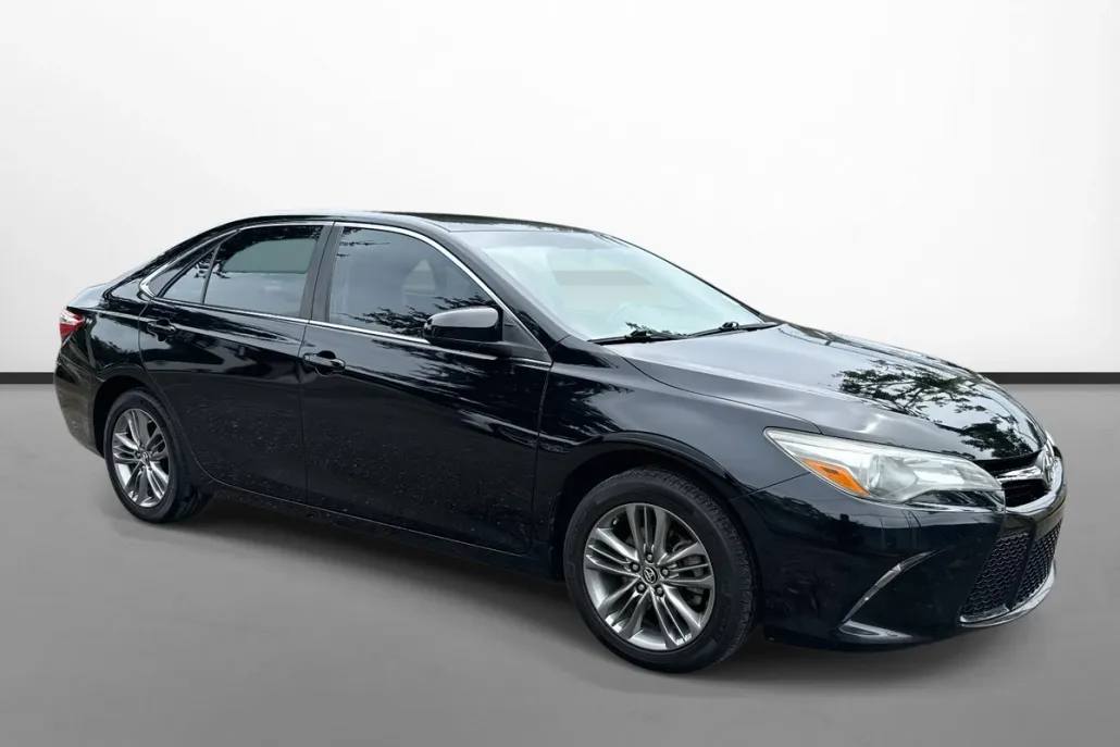 2016 Toyota Camry SE photo 1