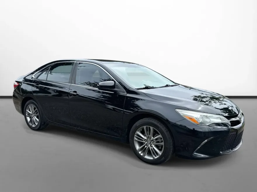 2016 Toyota Camry SE photo 1