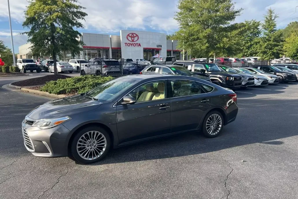 2018 Toyota Avalon Limited photo 1
