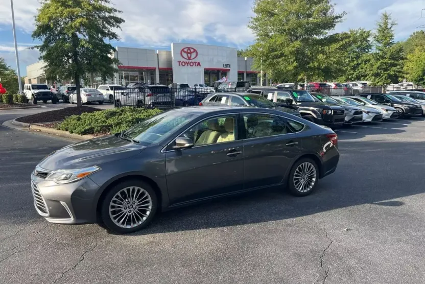 2018 Toyota Avalon Limited photo 1