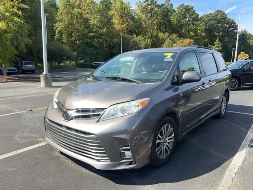 2020 Toyota Sienna XLE photo 1