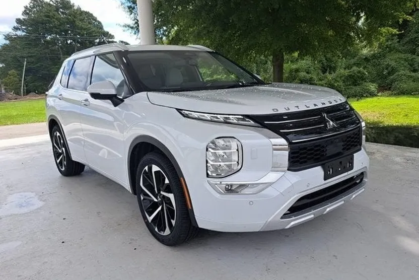 2023 Mitsubishi Outlander SEL photo 1