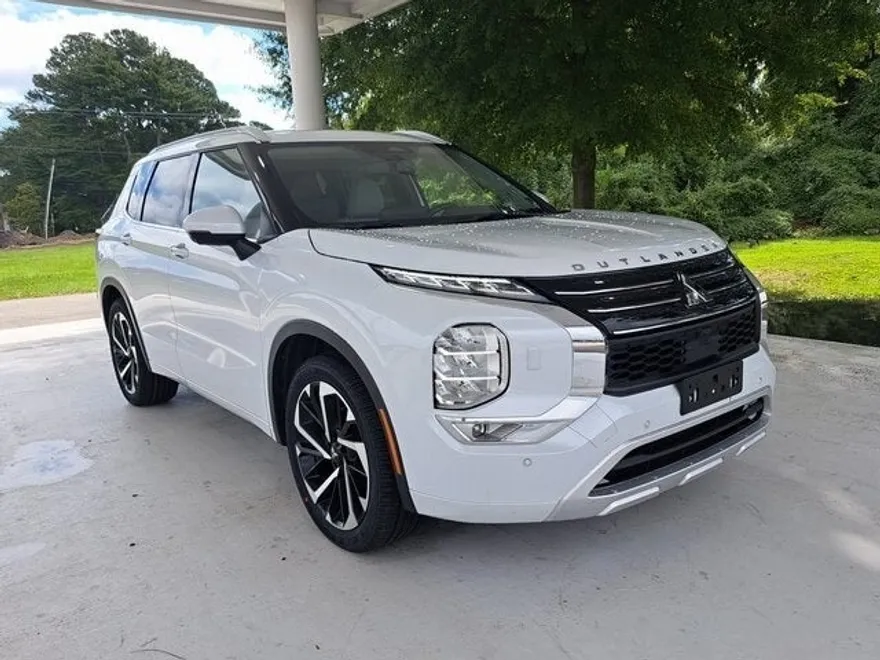 2023 Mitsubishi Outlander SEL photo 1