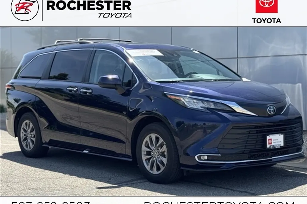 2022 Toyota Sienna XLE photo 1