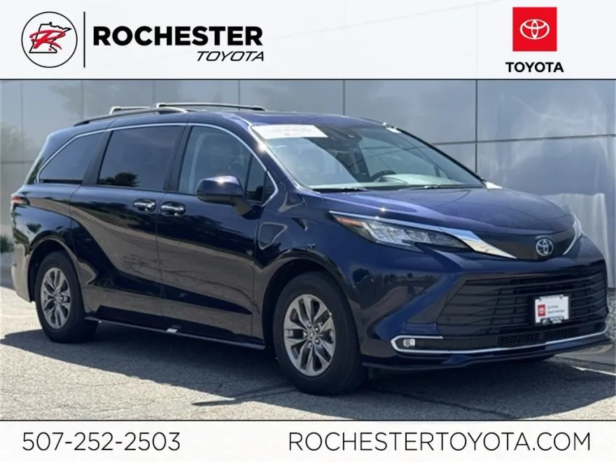 2022 Toyota Sienna XLE photo 1