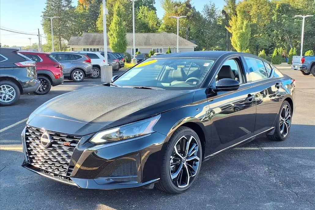 2024 Nissan Altima 2.5 SR photo 1