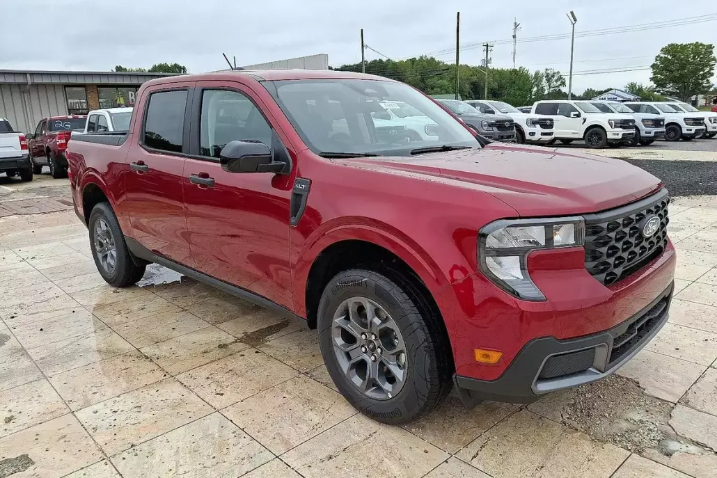 2025 Ford Maverick XLT photo 1