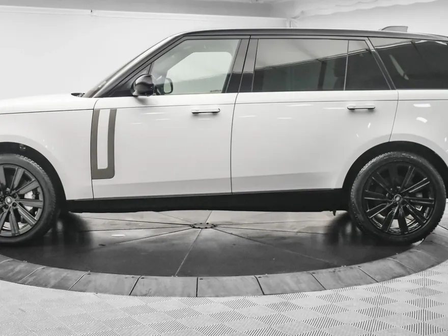 2023 Land Rover Range Rover SE photo 1