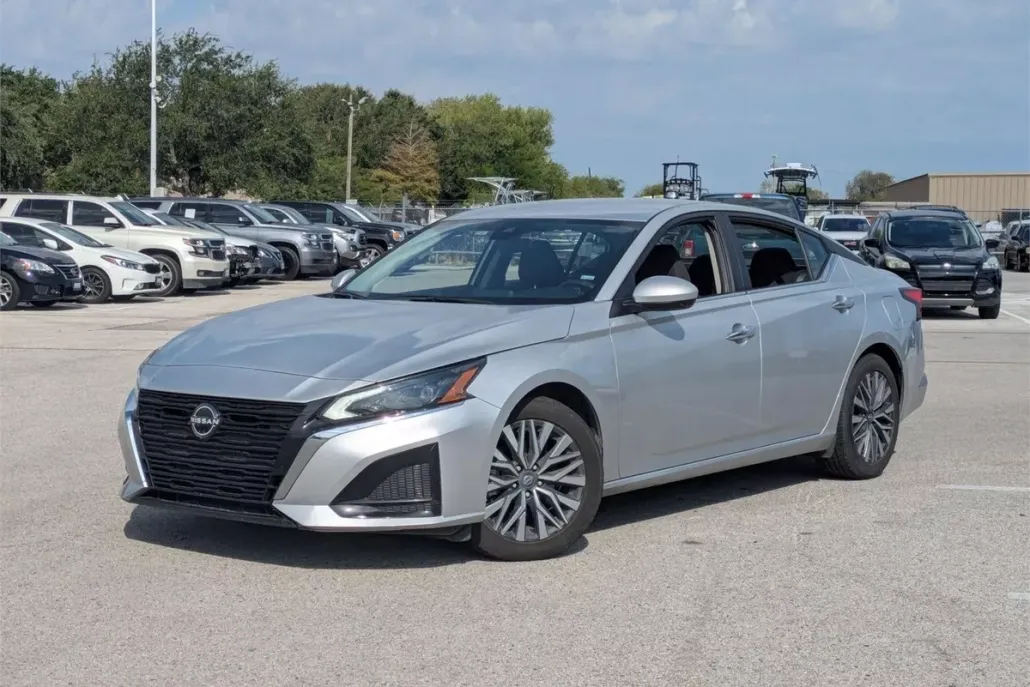 2023 Nissan Altima 2.5 SV photo 1