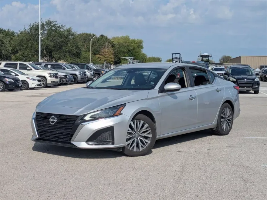2023 Nissan Altima 2.5 SV photo 1