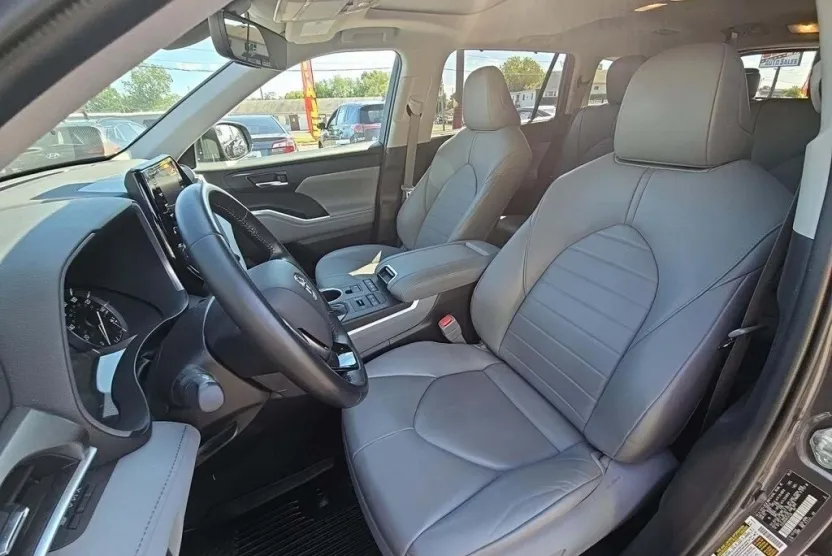 2021 Toyota Highlander XLE photo 1