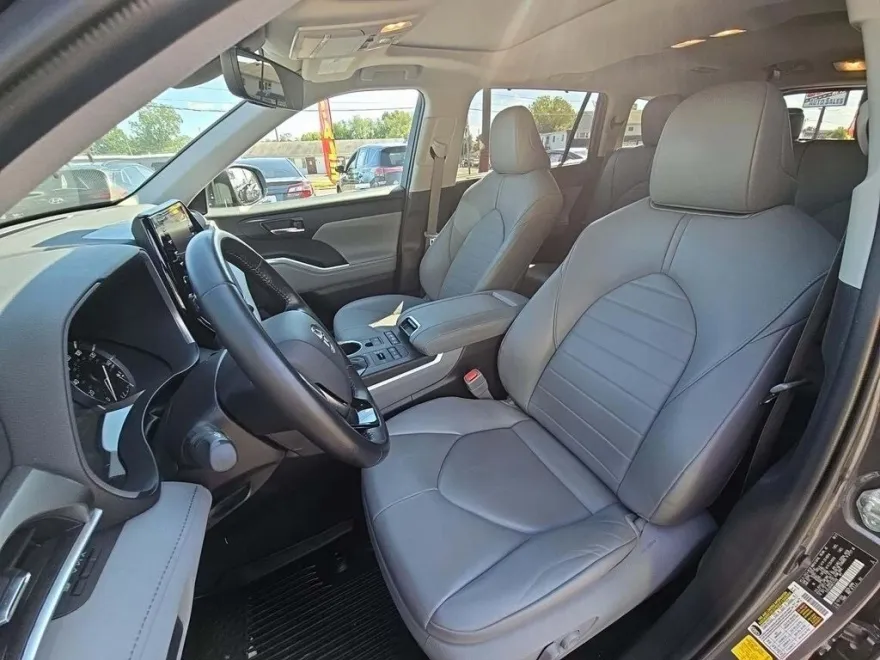 2021 Toyota Highlander XLE photo 1