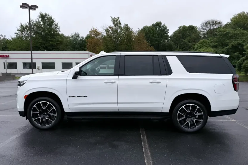 2023 Chevrolet Suburban RST photo 1