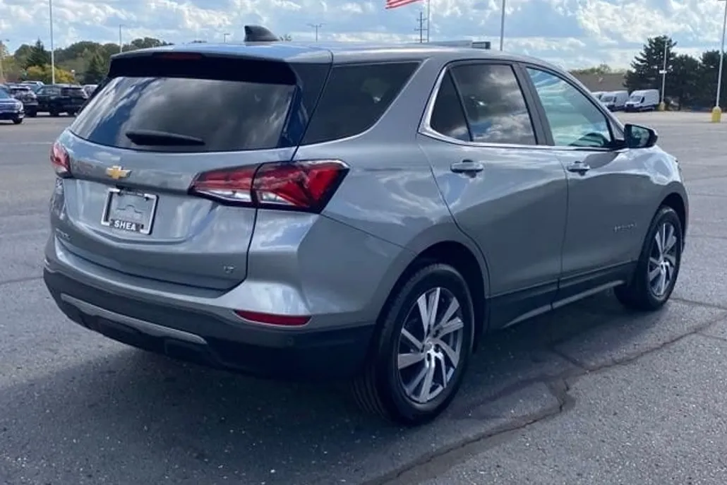 2024 Chevrolet Equinox LT photo 1