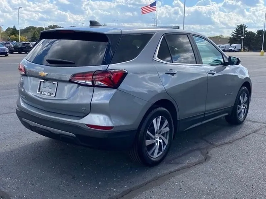2024 Chevrolet Equinox LT photo 1